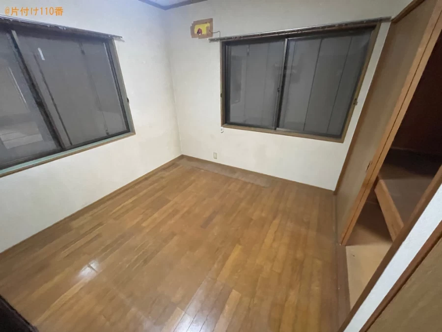 マットレス付きダブルベッド、三人掛けソファー、ラック等の回収