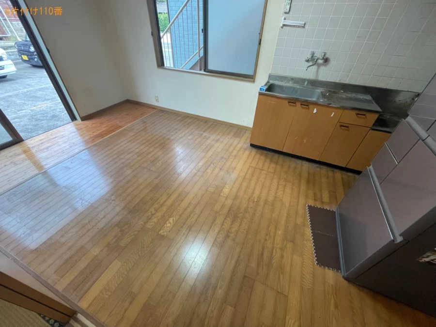 マットレス付きダブルベッド、三人掛けソファー、ラック等の回収