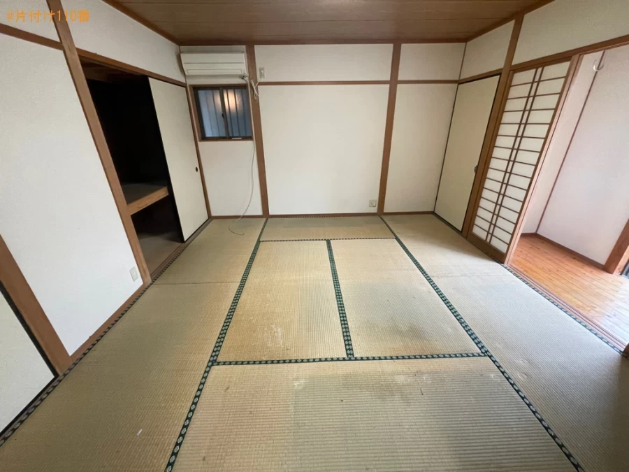 マットレス付きダブルベッド、三人掛けソファー、ラック等の回収