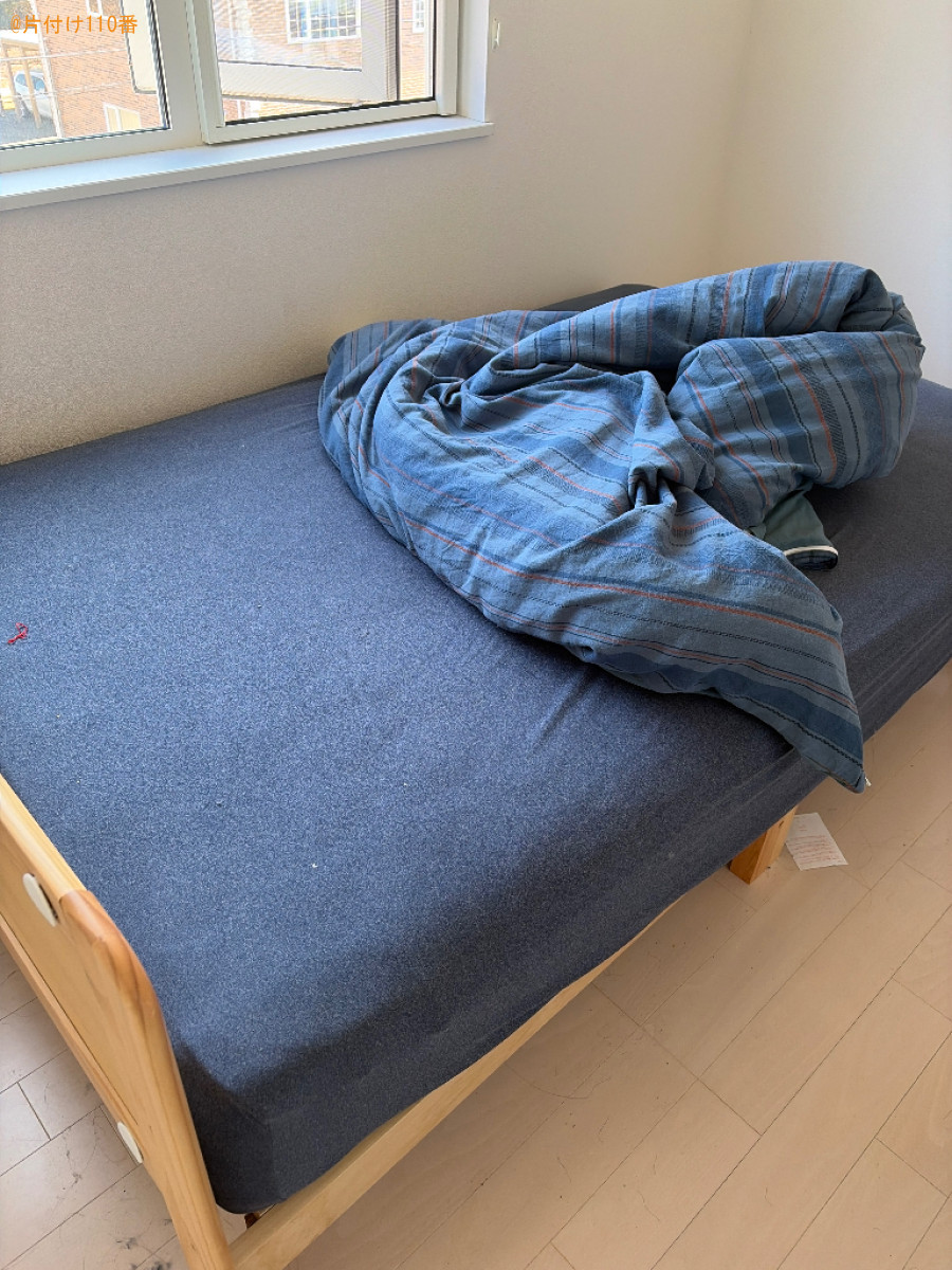 こたつ、マットレス付きシングルベッド、布団、クッション等の回収